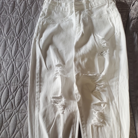 3 pairs of jeans, white, light blue wash and taupe:  size 25 - Picture 2 of 7